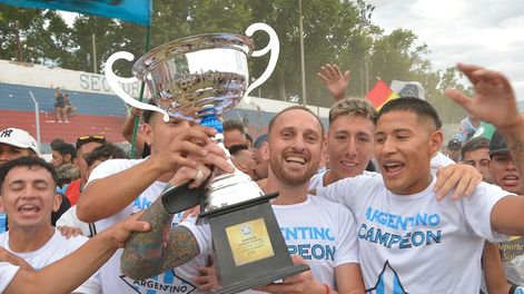 Los Andes | Herensperger, Almeida y Villalobos encabezan el festejo del Atlético Argentino, que recibió el trofeo en el campo de juego en medio de una invasión de fanáticos. Foto: Cristian Guzzo /  Los Andes
