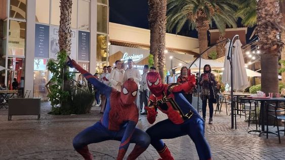 Cientos de mendocinos fueron parte del pre-estreno provincial de la tercera entrega de Spiderman. Algunos hasta llegaron a la sala vestido del superhéroe. En la foto, dos jóvenes disfrazados en Palmares.