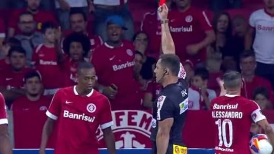 Insólito: un compañero de D´Alessandro en el Inter se fue expulsado por insultar a su propia hinchada
