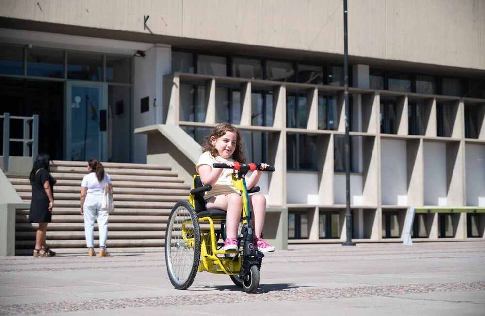 La primera bici adaptada de la Ciudad ya está con su dueña