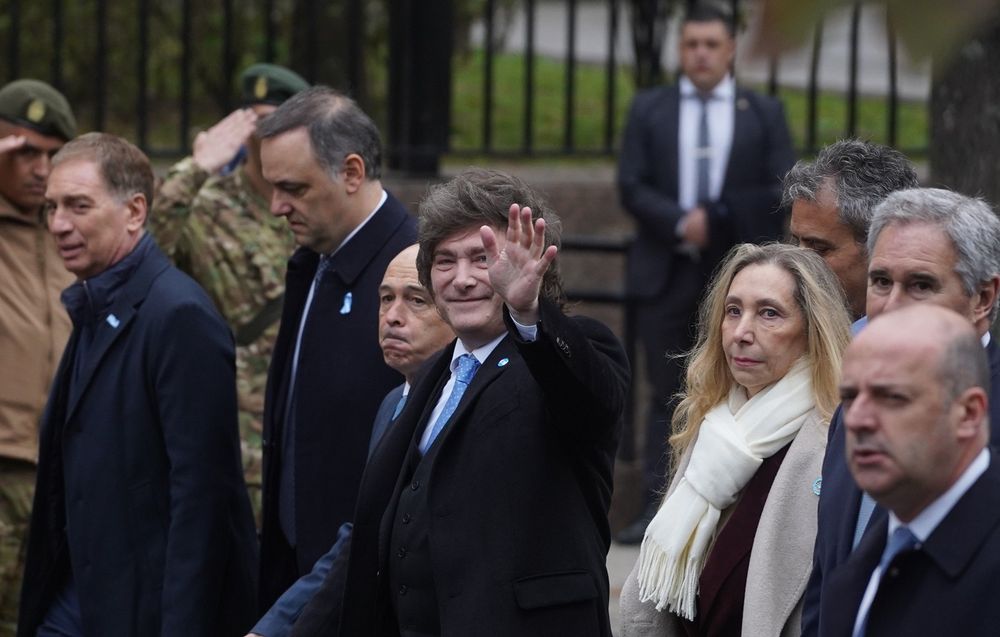 La llegada de Javier Milei al Tedeum, escoltado por Manuel Adorni, Karina Milei y varios ministros