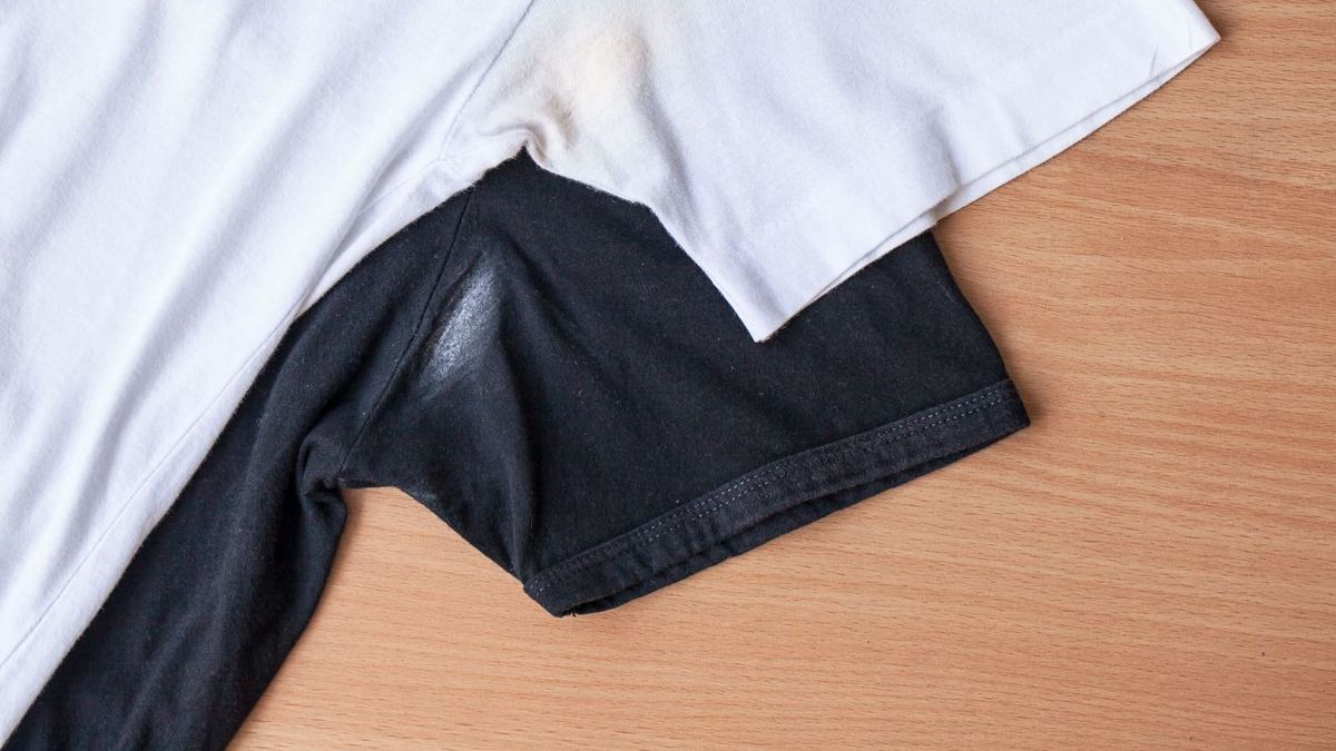 Adiós al vinagre y bicarbonato en la ropa: el polvo que borra las manchas de antitranspirante para siempre