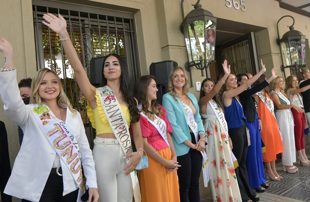 28 Febrero 2022 Mendoza SociedadConvivencia Real Las soberanas departamentales arribaron esta mañana al hotel Fuente Mayor, Espejo 565, donde vivirán hasta el próximo sábado cuando se desarrollará la fiesta mayor en el teatro Frank Romero Day, la Fiesta Nacional de la Vendimia 2022Foto: Orlando Pelichotti / Los Andes