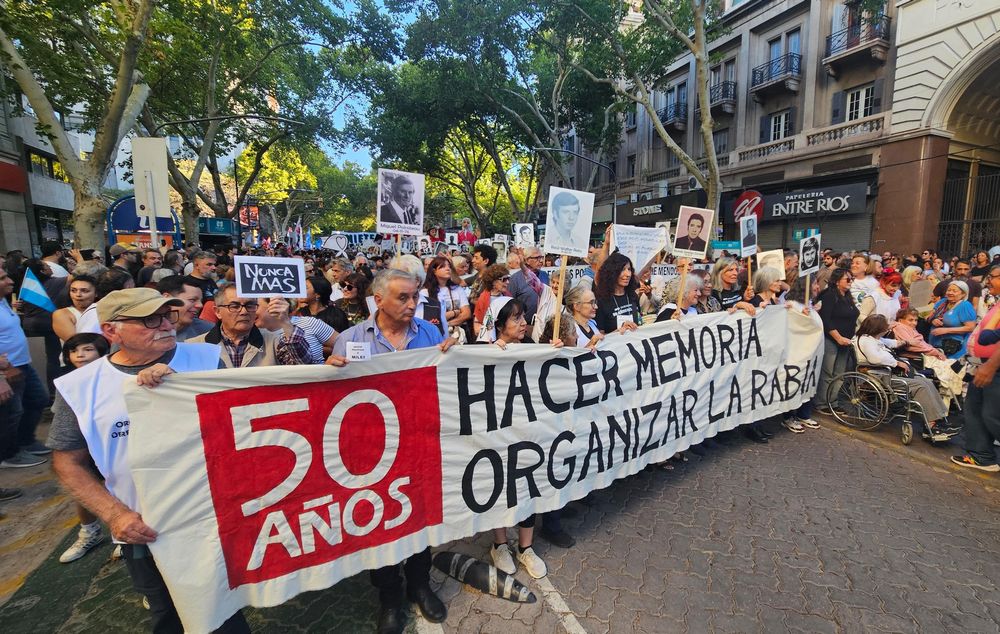 Multitudinaria marcha por las calles del centro de Mendoza a 50 años del golpe militar.