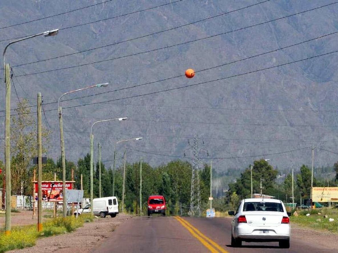 Las Compuertas: casas junto a las montañas y el río