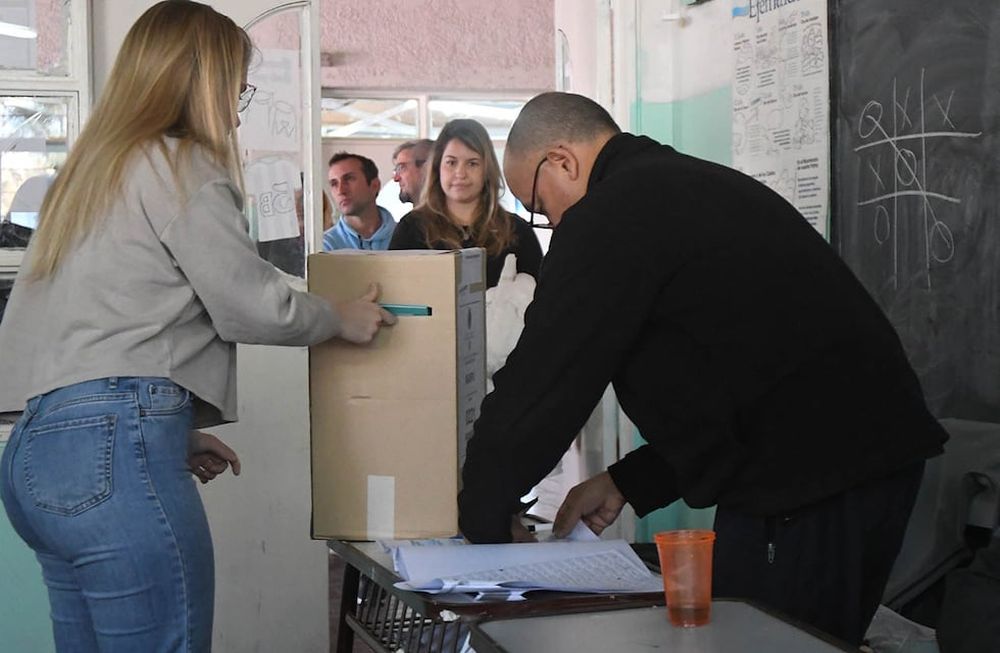 Elecciones PASO en 7 departamentos de la provincia de Mendoza.En la escuela Celina Álvares del departamento de Maipú, los ciudadanos ingresan a votar sin problemas, estrenando el sistema de boleta única de papel para elegir a sus candidatos.Foto:José Gutierrez / Los Andes