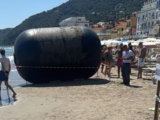 Todavía falta establecer qué embarcación pudo haberla perdido y cómo terminó en la playa.