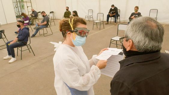 En el hospital El Carmen, las personas con síntomas son derivadas a un sector especial para ser atendidos.Foto: Orlando Pelichotti / Los Andes