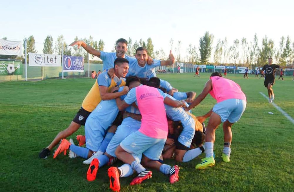 Los jugadores de Gutiérrez se abrazan y celebran a más no poder tras el penal convertido por Inostroza, que le dio la sufrida clasificación al Perro a la final. / Gentileza: Emmanuel Gutiérrez.
