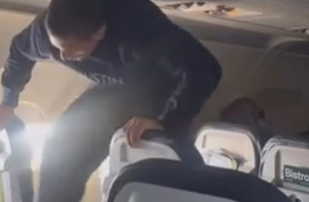 Un pasajero descargó su furia contra su asiento y acabó detenido en Los Ángeles (Foto: captura video)