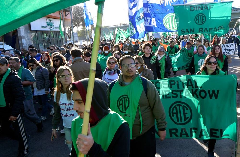 Jornada de protestas y reclamosLas conversaciones por las paritarias  iniciaron esta jornada con el SUTE y terminó con un cuarto intermedio hasta el próximo jueves. Luego lo hará con ATE y Ampros. Expectativa de los sindicatos, que aguardan subas que compensen al menos la alta inflación que azota al país y la provinciaFoto: Orlando Pelichotti / Los Andes