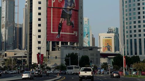 Los Andes | Un cartel que representa al jugador uruguayo Luis Suárez cuelga de la fachada de un centro comercial de Doha, Catar, el pasado viernes 18/11. EFE/ Antonio Lacerda