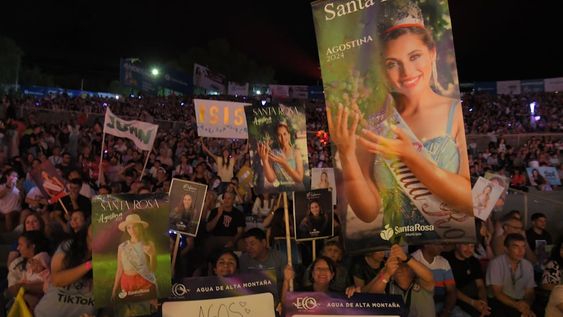 Color, hinchadas y pancartas del público en las gradas del teatro griego Frank Romero Day en el Acto Central de la Fiesta Nacional de la Vendimia 2024. Foto: Marcelo Rolland / Los Andes