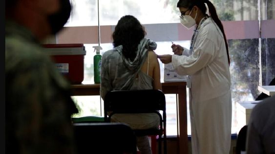 Ecuador declaró obligatoria la vacuna contra el Covid-19 (AP)
