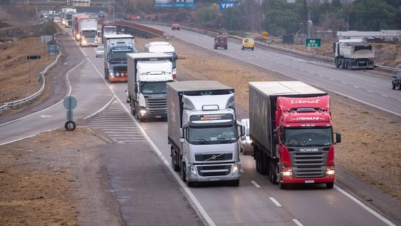 El transporte de carga ha tenido una disminución del 40% en la actividad, porque la caída del consumo ha provocado un menor traslado de mercaderías. Foto: Ignacio Blanco / Los Andes