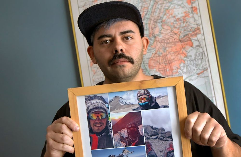Juan Manuel Tello Díaz murió el 28 de diciembre de 2022 y ordenó usar su dinero para ayudar a comedores sociales. Su hermano Mario organiza colectas para ayudar en su nombre. | Foto:  Orlando Pelichotti / Los Andes