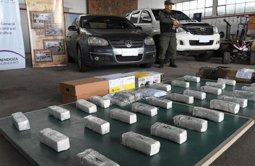 La droga y los autos decomisados. Archivo.