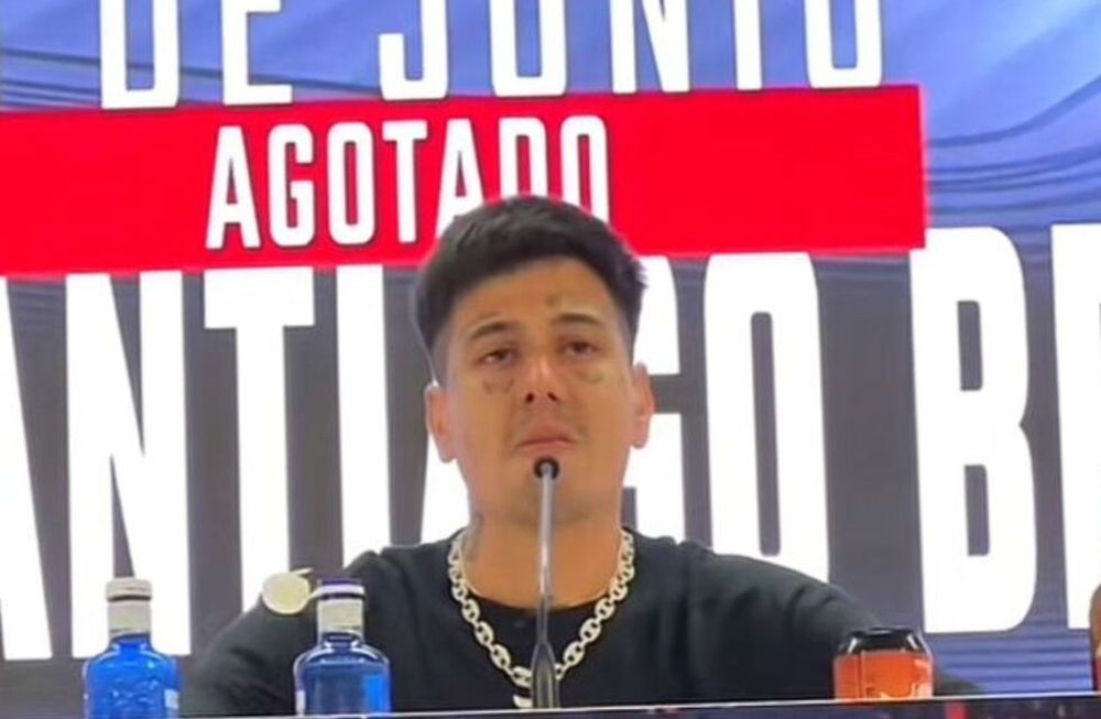 El Duki rompió en llanto por una pregunta de su mamá en plena conferencia de prensa en Madrid.