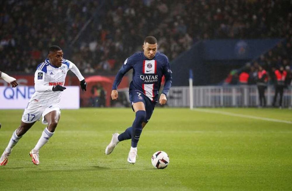 Kylian Mbappé le dio el triunfo al PSG en la última jugada ante el Strasbourg. (@PSG_Inside)