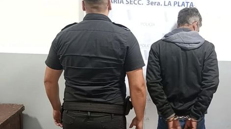 Los Andes | Un policía fue detenido tras intentar robar una botella de fernet | Foto 0221.com