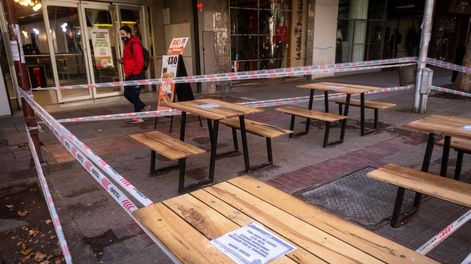 Imagen del  22 de mayo de 2021 durante el retorno a la Fase 1 en Mendoza. Mesas de Burger King de la calle San Martin cerradas con cinta de peligro. Foto: Ignacio Blanco / Los Andes