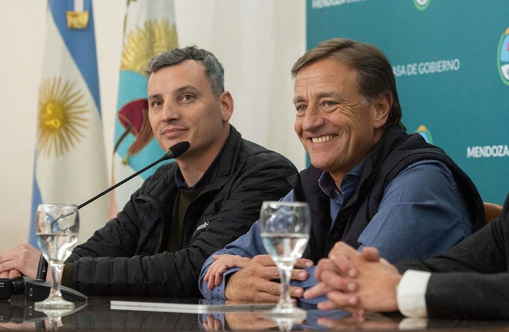 El Gobernador Rodolfo Suarez brindó una conferencia de prensa en la que presentó detalles de dos proyectos enviados a la Legislatura provincial.Uno de esos proyectos es sobre una ley vinculada a la construcción del Proyecto Hidroeléctrico Multipropósito El Baqueano. Con la iniciativa se busca la transición hacia una matriz energética más diversificada ante el avance del cambio climático. El otro proyecto enviado a la Legislatura provincial es sobre la creación de una empresa provincial que administre las centrales hidroeléctricas del Complejo Los Nihuiles. Se trata de Hidroelectricidad Mendocina S.A., cuyo objeto será generar energía hidroeléctrica a partir de los bienes que integran el Complejo Hidroeléctrico Los Nihuiles.El Gobernador estuvo acompañado por el ministro de Gobierno, Trabajo y Justicia, Víctor Ibañez, y el presidente de EMESA, Pablo Magistocchi.