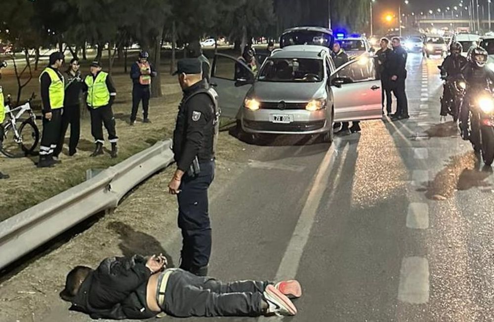 El conductor tuvo que ser reducido por el personal policial.