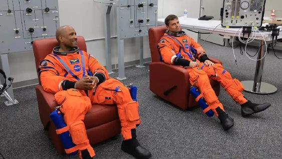 Victor Glover y Reid Weisman, integrantes de la misión Artemis II, pasarán a ser astronautas eméritos de la NASA