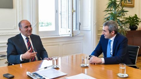 Manzur en Casa Rosada con el director de Estrategias de Deuda para América Latina del Banco Barclays de Nueva York, Sebastián Vargas.