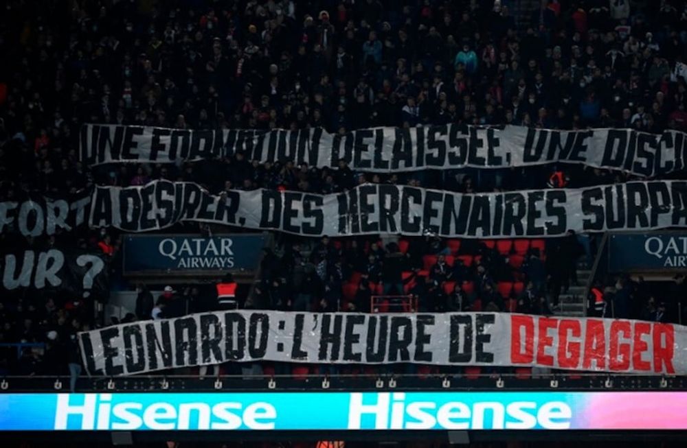 La barra del PSG pide  que se vayan todos tras la eliminación en Madrid. / Gentileza.