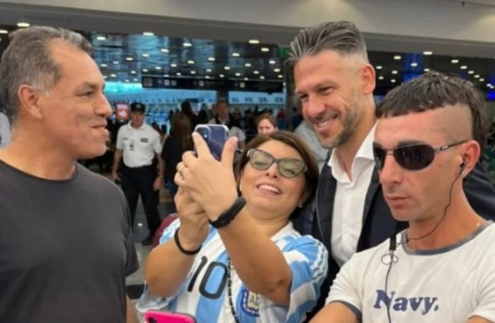 Martín Demichelis llegó a Argentina. Será presentado como nuevo DT de River. / Twitter Juan Balbi