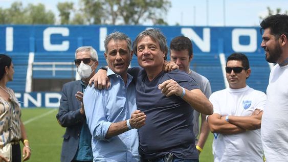En las instalaciones del club Godoy Cruz Antonio Tomba, los socios participan de las elecciones para elegir nuevos dirigentes del club.El festejo de José Manzur como nuevo Vicepresidente Primerojunto a Alejandro Chapini, nuevo presidente de Godoy Cruz Antonio Tomba.foto José Gutierrez