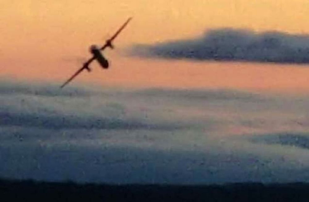 Un mecánico robó un avión vacío y lo estrelló en el mar