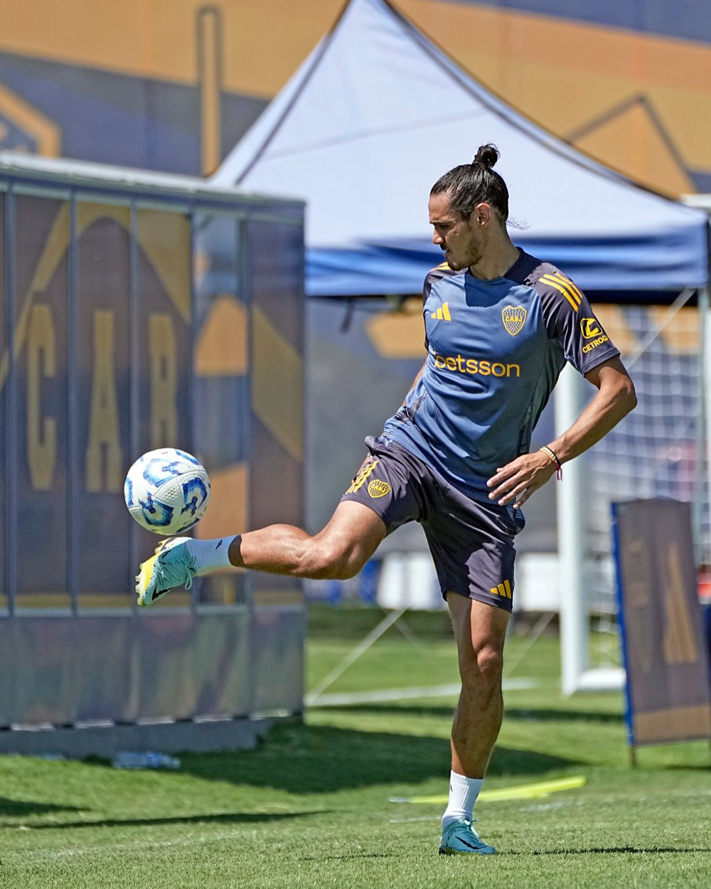 Cavani, emblema de Boca que no pudo jugar por una dolencia