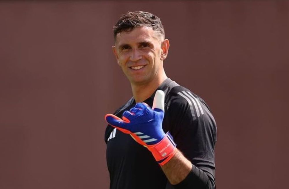 Dibu Martínez tiene nuevo número en el Aston Villa