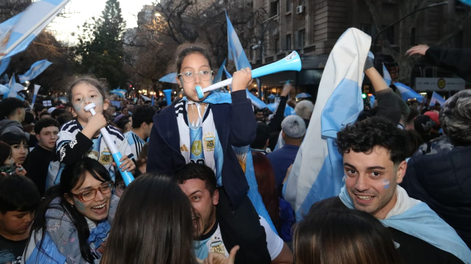 La victoria de la Selección transformó el centro mendocino en una gran fiesta popular. Entre bombos, trompetas y camisetas albicelestes, mendocinos y turistas contaron cómo vivieron un partido que volvió a hacer sufrir y soñar a todo un pueblo.