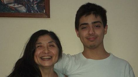 El joven de San Martín, junto a su madre Nora. El chico padece un gran de autismo y necesita acompañante terapéutico para poder estudiar.