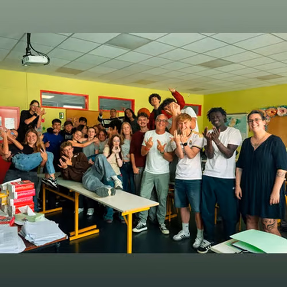 Alumnos mendocinos en Francia: el viaje fue posible gracias a dos años de autogestión, rifas, venta de alimentos y el apoyo de los padres. Foto: gentileza