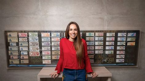 Los Andes | La pintora de Florencia Aise, fue contratada por el coleccionista mendocino Oscar Caseres y pintó un cuadro basado en la historia de la moneda argentina a través de los años.Foto: Ignacio Blanco / Los Andes