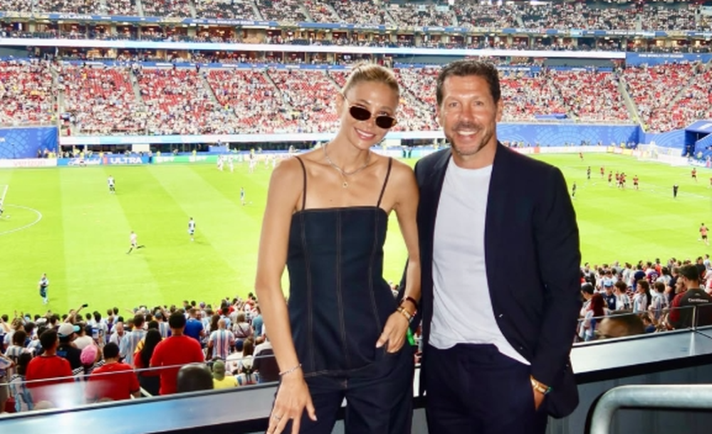 Diego Simeone y Carla Pereyra renovaron su mansión de 1.900 m² en Madrid, priorizando luz natural y espacios abiertos.