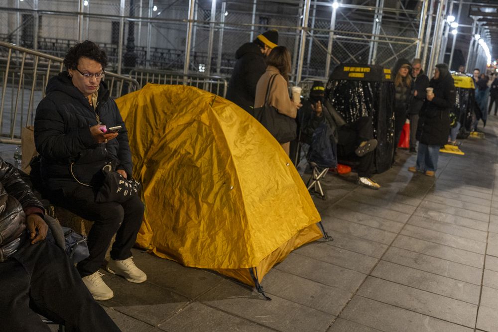 &nbsp;Personas acampan en las afueras del tribunal donde comparecerá el presidente derrocado de Venezuela Nicolás Maduro y su esposa Cilia Flores esperando entrar a la audiencia este jueves en Brooklyn, Nueva York.
