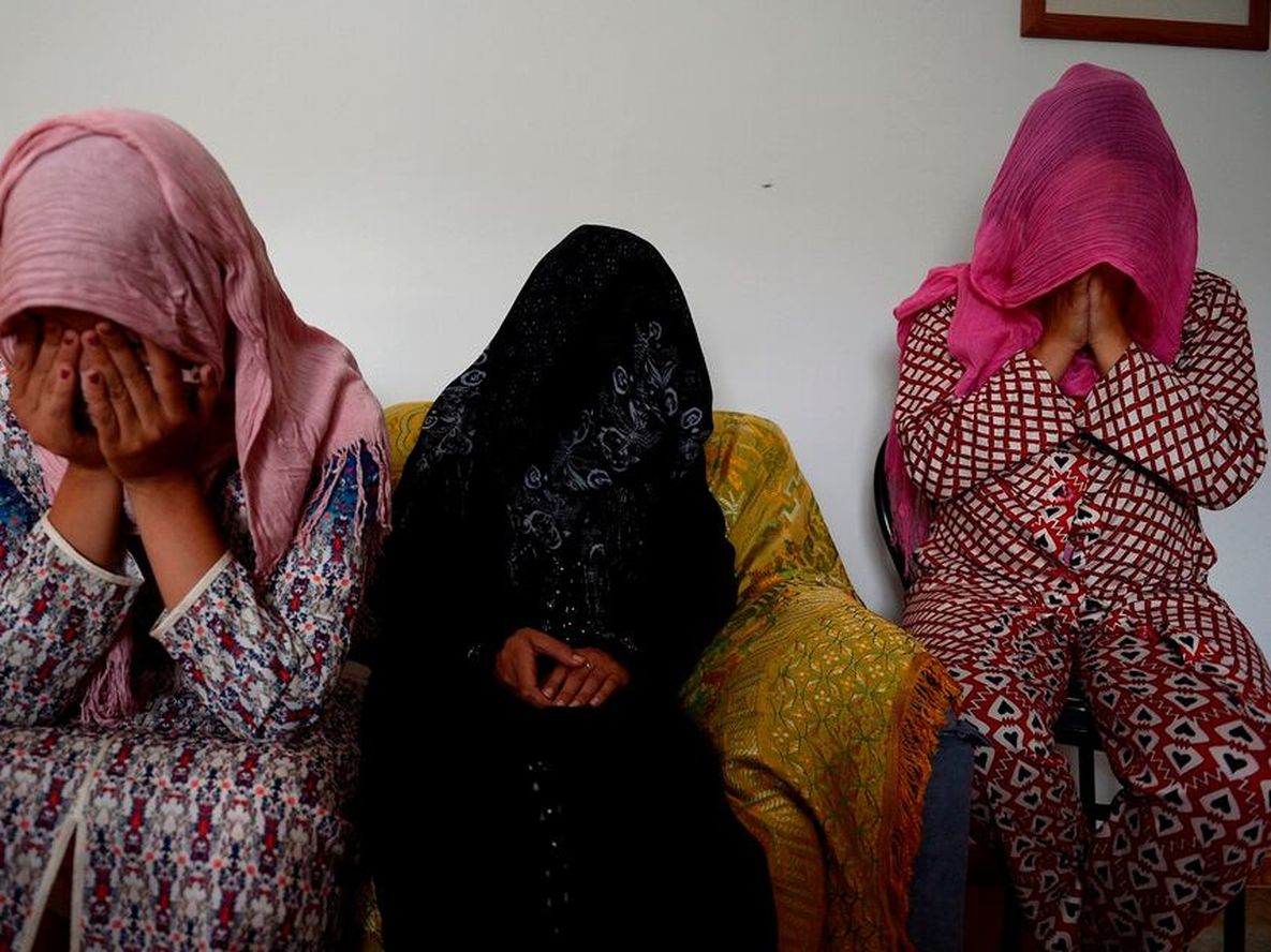 Ola de denuncia de mujeres por acoso agita el sector de la fresa en España