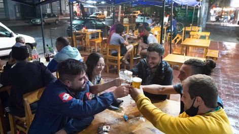 Decenas de bares y restaurantes se instalaron con fuerza en los últimos meses y son un imán para los vecinos / Mariana Villa