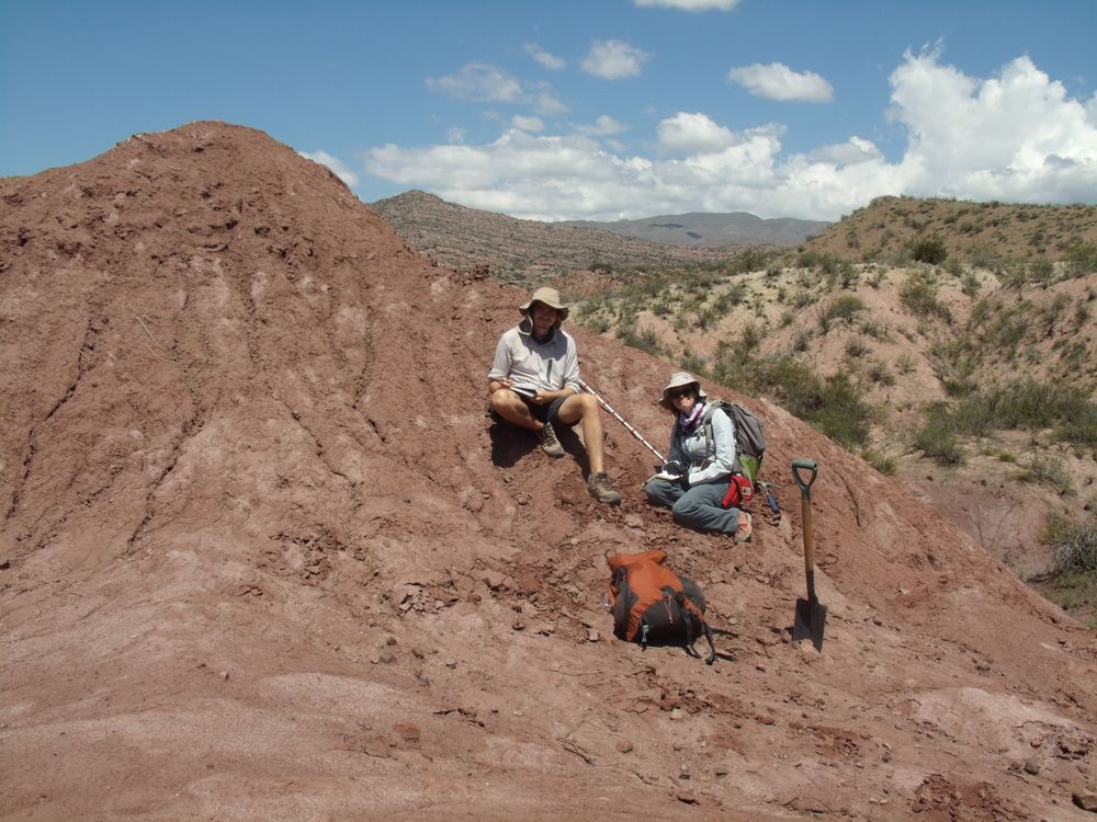 En precordillera. A la izquierda Lucas Lothari (primer autor del trabajo), a la derecha Julieta Suriano (segunda autora del trabajo). Ambos realizando trabajos de campo en las rocas de la Formación Divisadero Largo.      