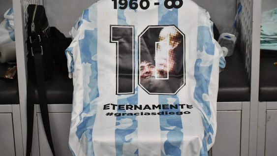 Emotivo homenaje le realizaron los jugadores SUB 23 a Maradona, Luque y Sabella. / Gentileza. Emotivo homenaje le realizaron los jugadores SUB 23 a Maradona, Luque y Sabella. / Gentileza.