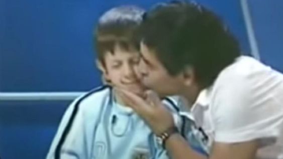 Mariano Sinito, el nene de Agrandadytos que conoció a Maradona, lo recordó con el video “del abrazo”