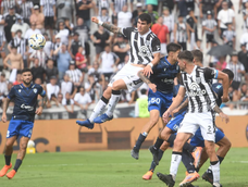 El central del Lobo se elevó por encima de la defensa de Vélez y, con un cabezazo impecable, marcó un gol clave que impulsó la remontada mensana. El central del Lobo se elevó por encima de la defensa de Vélez y, con un cabezazo impecable, marcó un gol clave que impulsó la remontada mensana.