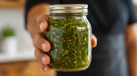 los frascos de vidrio del chimichurri no los tires: el uso que les dan en las cocinas del norte de italia y que resuelve el caos de los condimentos