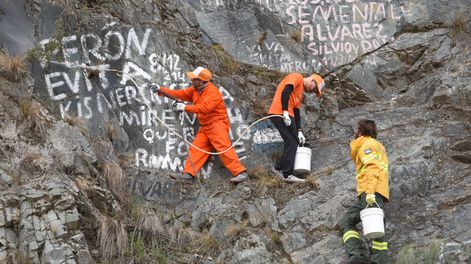 Limpieza de pintadas en las piedras al costado de la ruta 7, en Potrerillos. En el operativo estuvo la vicegobernadora Hebe Casado.