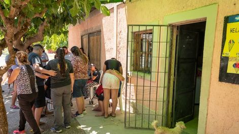 Tiroteo en Las Heras: mataron a un hombre e hirieron a su esposa e hijo. Escenas de conmoción y dolor en calle Juramento. (Ignacio Blanco / Los Andes)